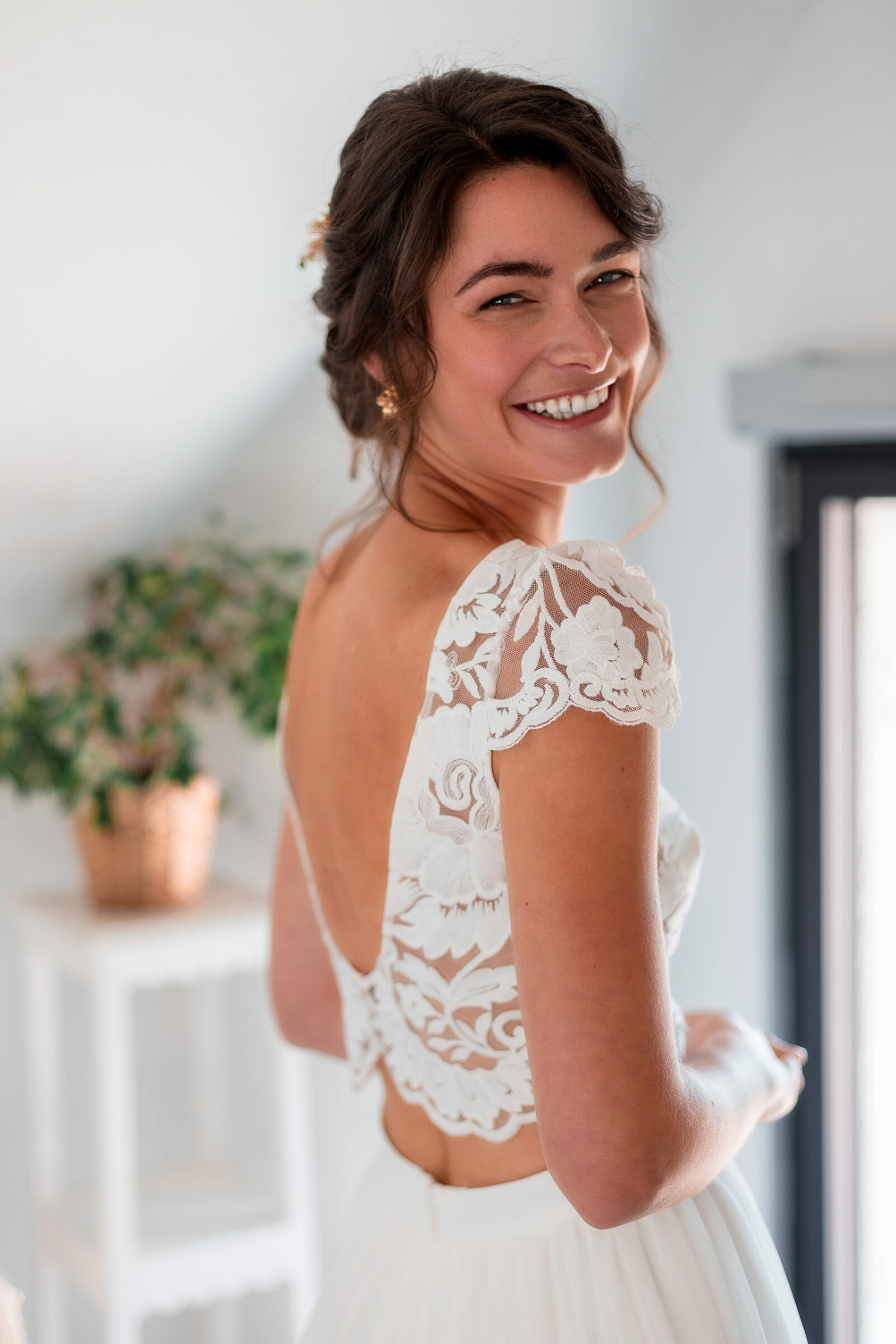 Préparatifs d'une mariée souriante