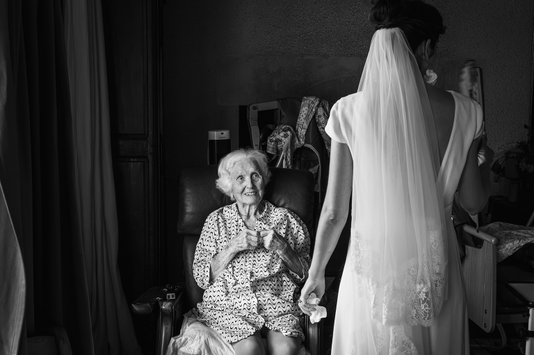 Les yeux admiratifs de la mamie de la mariée 