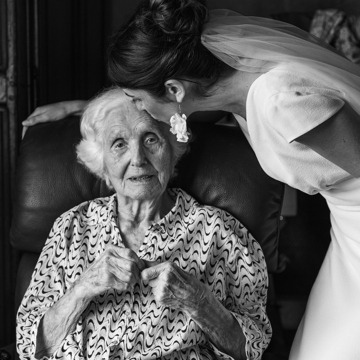 Émotions entre la mariée et sa grand mère