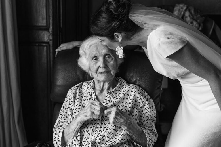 Un joli moment d'émotions entre la mariée et sa grand-mère