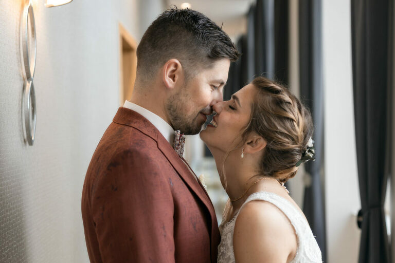 Séance mariage dans les couloirs du Château de couturelle