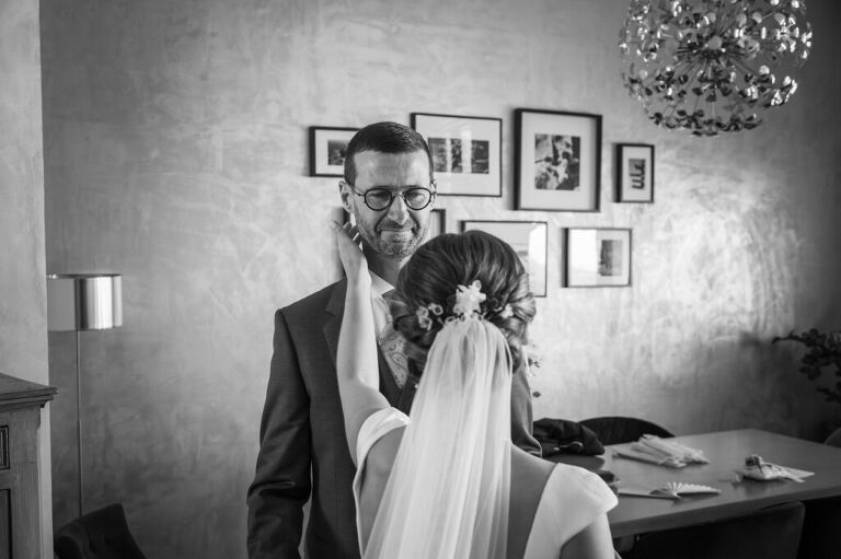 émotions du paî de la mariée en découvrant sa fille
