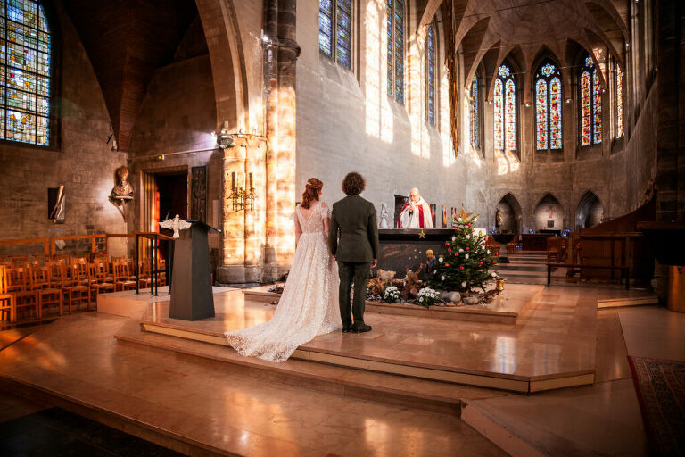 Couple de mariés devant l'autel dans une église en plein hiver