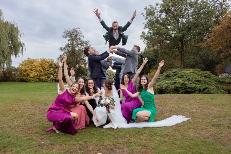 Séance groupe avec un lancer de marié