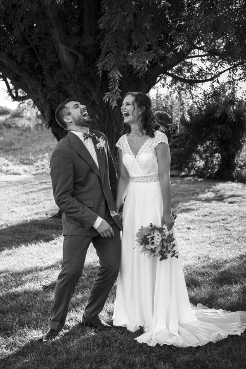 Photos d'un couple qui rit lors d'un mariage à la campagne 