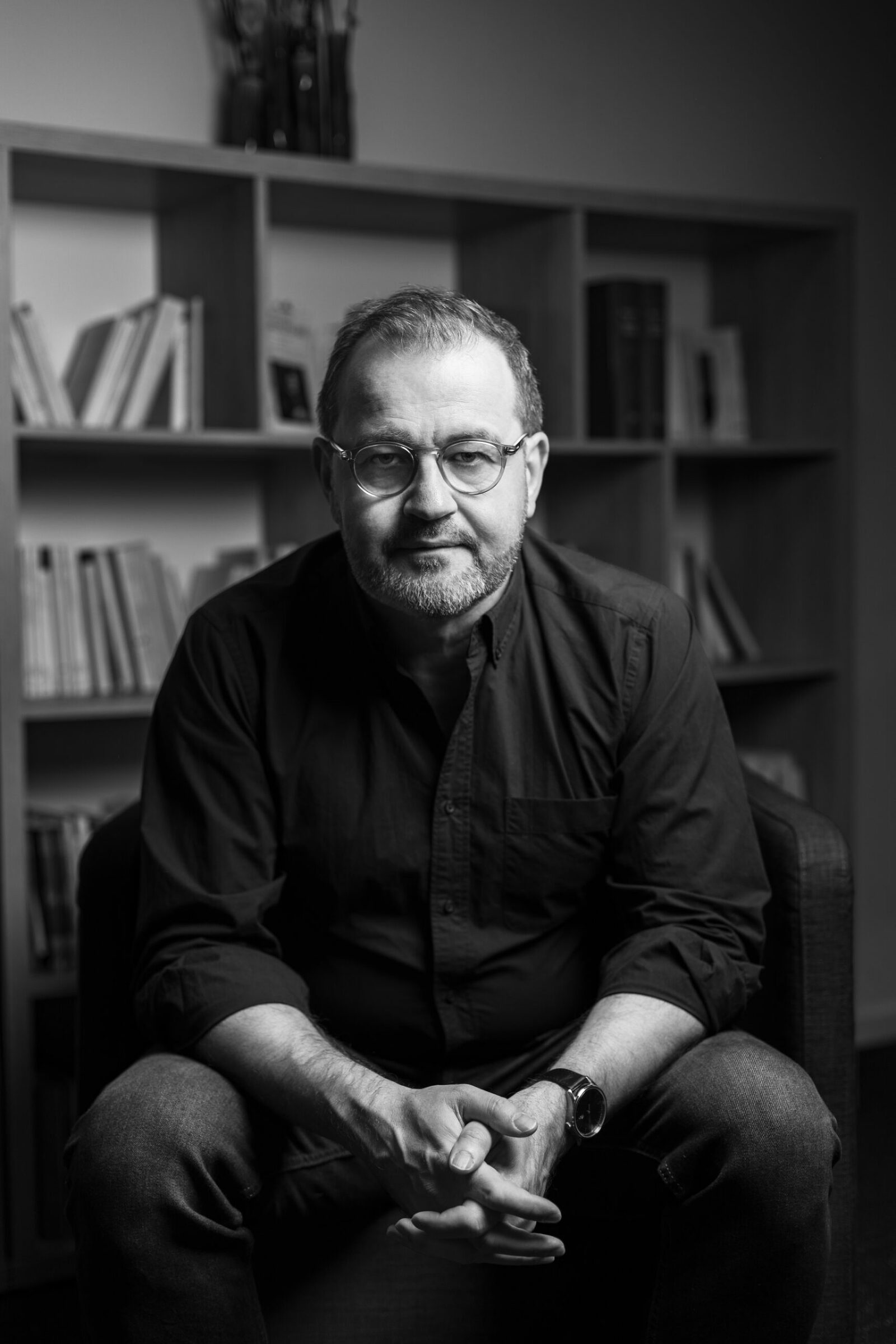 Portrait professionnel homme noir et blanc regard direct